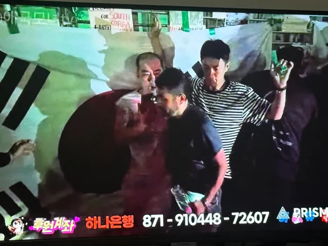 2학년 3반
이 가운데 아저씨 왜 태극기 다시 붙일라는거 막는거에요?
경찰 왜 제대로 안 막아요?