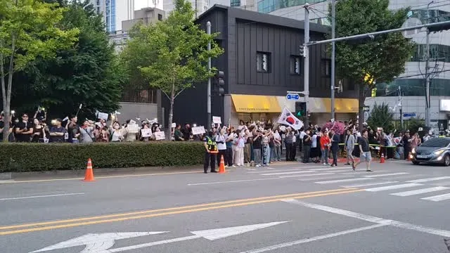 부산시 선관위에서 재선거를 외치고 있습니다
7월초까지 상시집회 신청 되었으니
오후 5~8시 사이는 구호제창 합니다