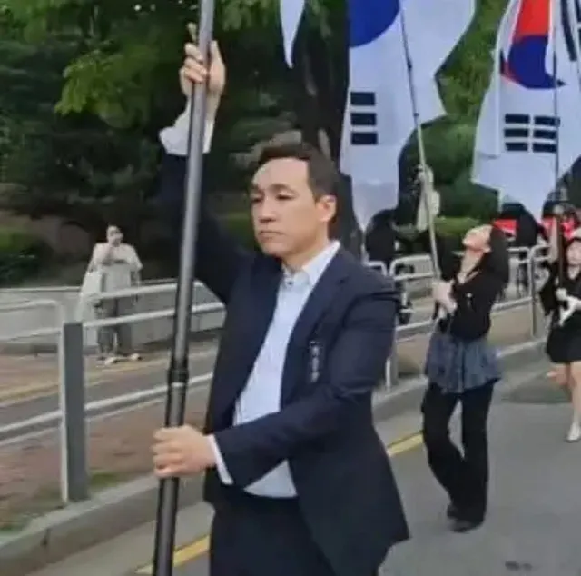 연평해전 29일인데, 사람 많은 일요일 28일날 추모식 하고 올림픽공원 안에 들어와서 한바퀴 돌고 이게 죽은 사람 이용하는 정치쇼라고 하는 것이