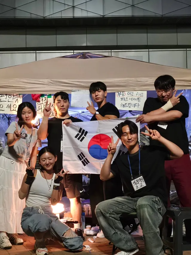 오늘자 올공일기!

우린 태극기 똑바로 든다?!
대통령, 국무총리보다 우리가 나은듯 ㅋ

낮에는 혼자 일해서 덥고 힘들었는데 
SOS 했더니 여