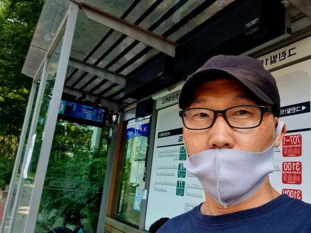 올공 분리수거하러 가려고 차 기다리고 있어요~~
젊은청년들이 수고하고 있어서 혼자만 쉴수가 없더라구요^^
가는데까지 한 2시간 걸리니 7시반까지