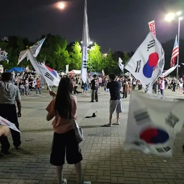 딸랑구가 아주 열심히 해줘서 
엄마가 울컥했다..

여기계신분들이 있기에
너의 미래는 깨끗한 선거가 꼭 될꺼야♡