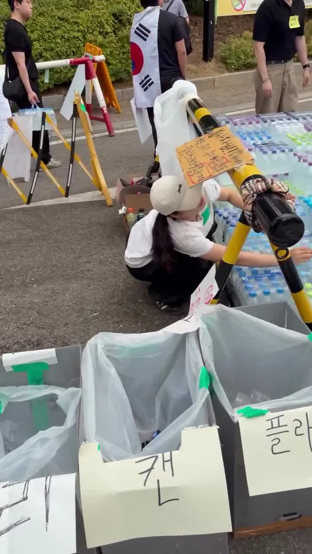현재 올림픽공원 핸드볼경기장 상황.
기본적으로 필요한 물, 이온음료, 커피에 피자, 햄버거, 보조배터리, 상비약, 태극기 피켓까지... 진짜 '