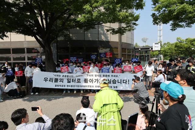 [단독]'잠실 개표소 봉쇄' 60억 피해에 겨우 3.6억 보상? 체육 단체들 불...

'잠실 개표소 시위'에 따른 올림픽공원 핸드볼경기장 봉쇄