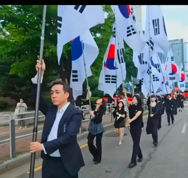연평해전 추모식. 취지는 좋다 이거야.
근데 왜 아무 상관없 올림픽공원에서 함?
현충원도 있고 연평도 평화공원도 있는데.
아무 상관없는 올림픽공