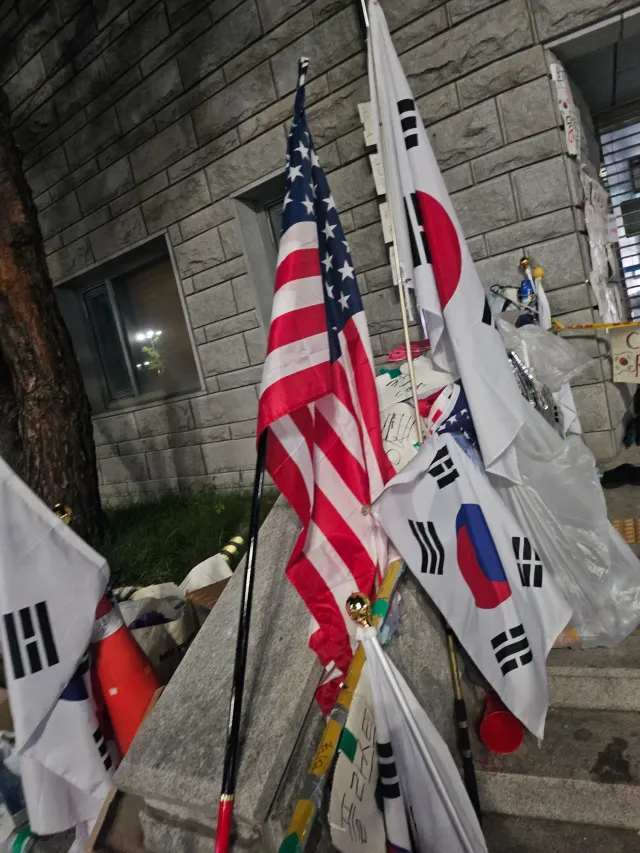 그러니까 그동안 일들 정리하면 이거네?
한마디로 사람들 못오게 하고 올공점령 이잖아

사람들이 외치는 구호랑 피켓통제
사람들이 하는 행동하나하나