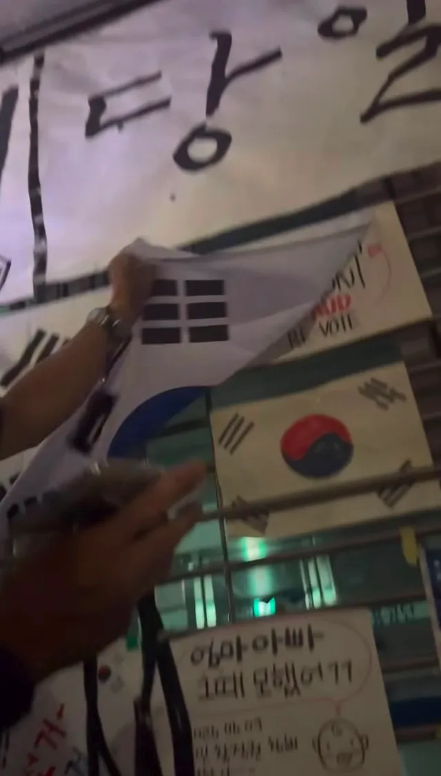 어떻게든 자기들 눈에 보기 싫은 피켓 가리고 싶어서

태극기를 불순한 목적으로 쓰는 새끼들이 잘못한거 아닌가??

인과관계에서도 원인제공자들인데