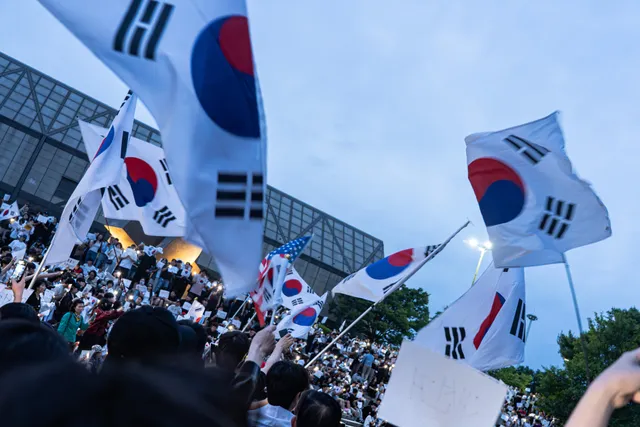 죄송합니다. 태극기보다 카메라를 더 많이 들었습니다.
구호를 외치기보다 셔터를 더 눌렀습니다.

하지만 현장의 모습을 있는 그대로 담는 것이 더