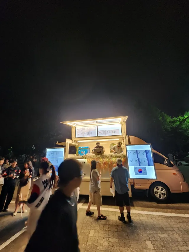 ㅈㄴ 멋있다...
가치를 위해 진짜 쉴새없이 일하고 계심...
진짜 청테이프만 붙이고 일하는 봉사자분들... 대단하다.. 우리나라 진짜 대단한 
