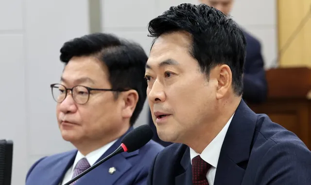 장동혁 "선관위 '입주 청소' 수준으로 청소…사전투표 폐지"

장동혁 "선관위 '입주 청소' 수준으로 청소…사전투표 폐지", 홍민성 기자, 정치