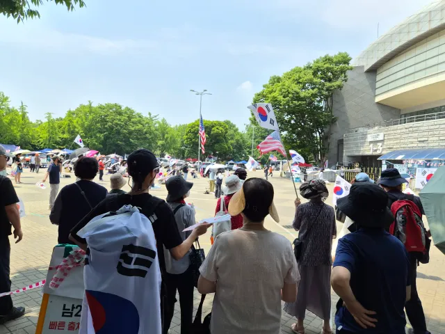 6.29.월.11시 현재 타죽을 듯 작열하는 뜨거운 뙤약볕 아래서 26일째 멈추지 않고 "부정선거 재선거, 당일투표 수개표" 외치시는 애국자분들