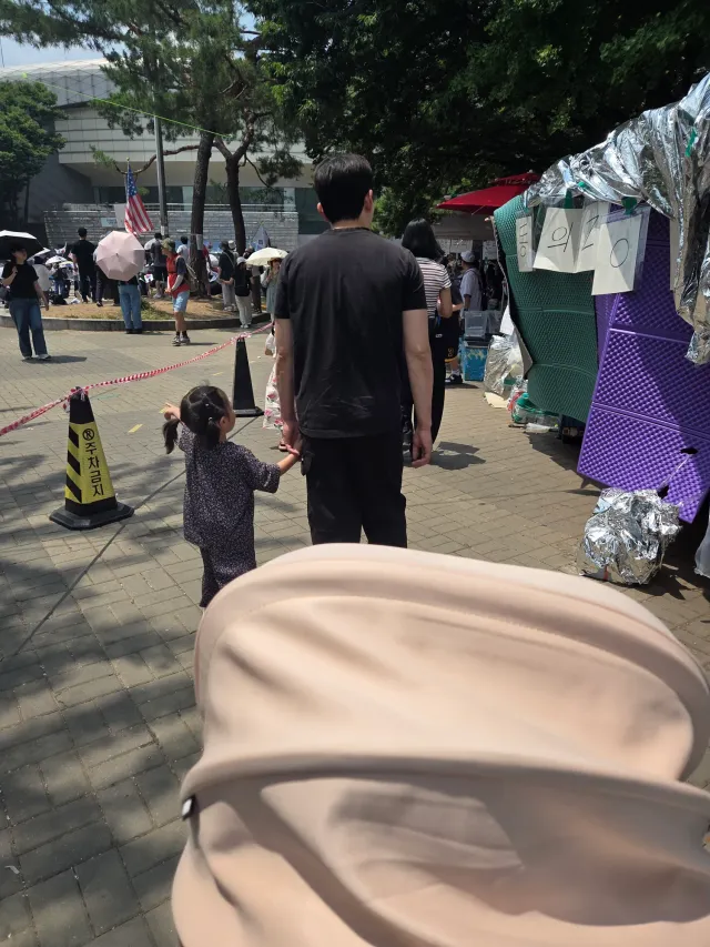 주말에 가족들과 올림픽공원에  다녀왔어.
남편은 처음 간건데 장기간 싸움에 사람들 쉽게 지치지 않도록
재능기부에 푸드트럭에 사람들 대단하다고 칭