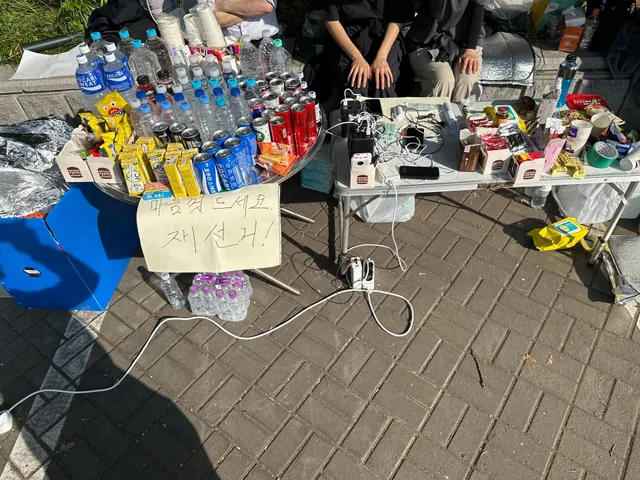 날씨가 너무 덥습니다 ㅠㅠ 양산, 얼음컵, 햇빛을 피할수 있는 물품들이 여기저기 필요합니다. 특히 2층이 햇빛에 너무 노출되어있습니다. ㅠㅠ