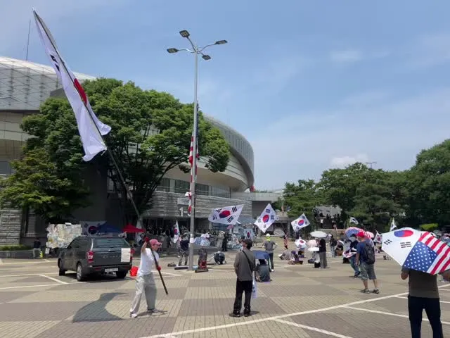 [월요일 12:05 잠실 올림픽공원]

평일 낮 시간대임에도 불구하고 여전히 
이렇게 현장에 나와주시는 분들을 보니 
감격스럽습니다.

특히 젊