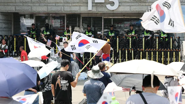 잠실 봉쇄시위 139명 수사선상 올랐다…일부 신원 특정

'잠실 개표소 봉쇄 시위'가 25일째 이어지는 가운데 불법행위로 경찰 수사선상에 오른 