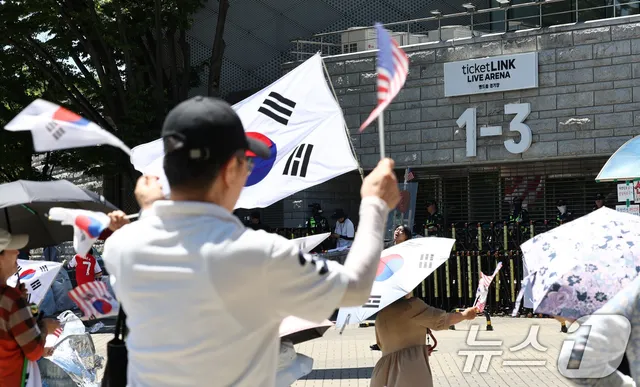 [단독]'올공' 시위에 박서진 콘서트 등 7건 줄줄이 취소…2억8500만원 손...

'봉쇄 시위 25일째' 시설 운영 피해 커져…공연 7건 취