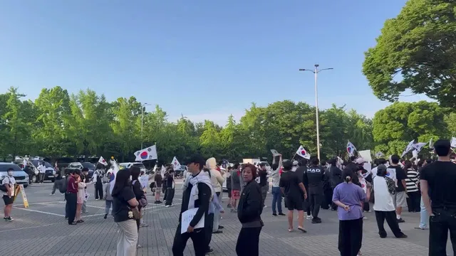 06:37 잠실

대치하던 경찰인원들 일부 철수
현재까진 경찰도 시민분들도 서로 잘 얘기하는거 같습니다
경찰분들도 고생많으시네요 에휴
