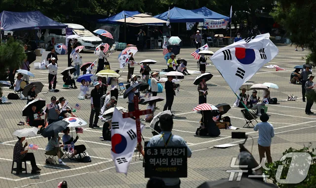 폭염에 비교적 한산해진 잠실 봉쇄시위

(서울=뉴스1) 구윤성 기자 = 6·3 지방선거 투표용지 부족사태로 인한 '잠실 봉쇄시위'가 25일째를 