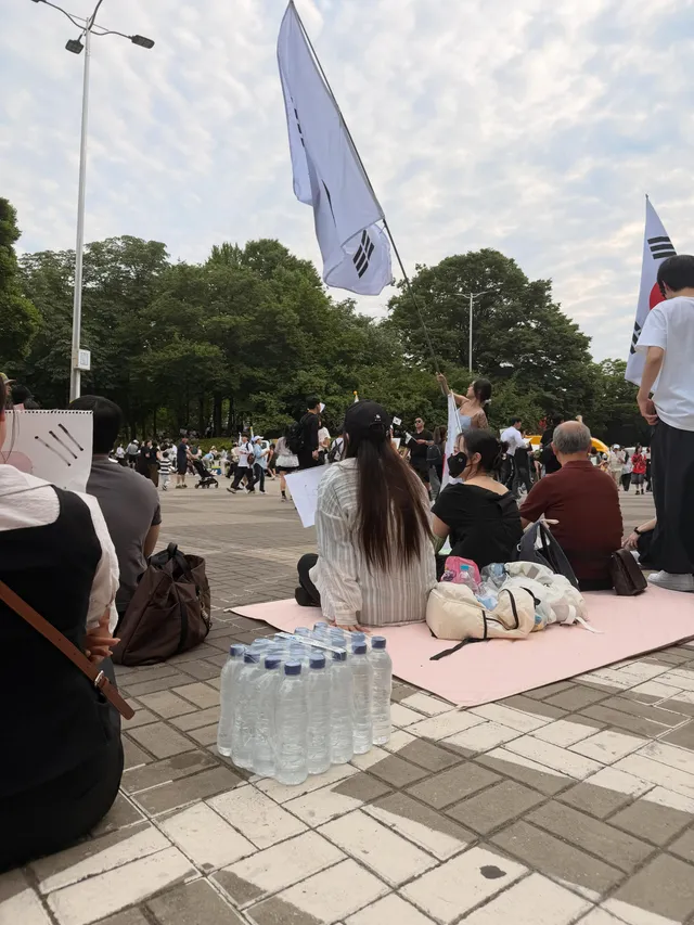 이분 열일하십니다. 
지금 저 근처에있습니다. 
하늘색 원피스 완전 마르신데 어떻게 그 큰 태극기를 흔드시는지 대단👍🏻👍🏻👍🏻
