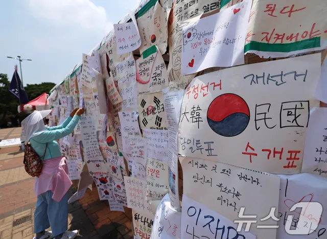 손팻말로 뒤덮인 매점

(서울=뉴스1) 구윤성 기자 = 6·3 지방선거 투표용지 부족사태로 인한 '잠실 봉쇄시위'가 25일째를 맞은 25일 서울
