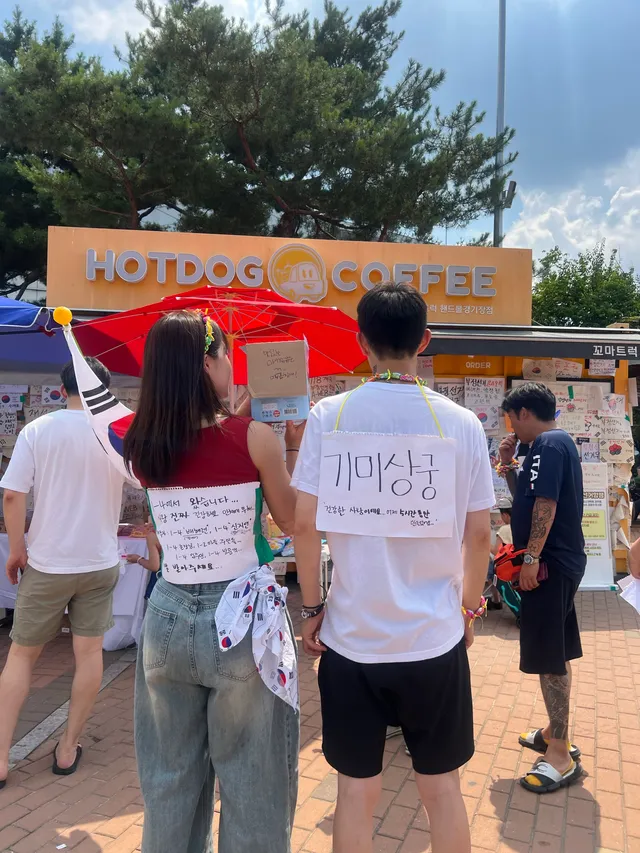 실시간 ‘올공’ 현황

이제 ‘올공’에서 사탕 나눠주기가 쉽지 않습니다.

어제 토끼사건 이후로 더 그렇습니다. 그러함 이유로 자원봉사자들이 나