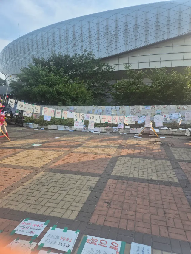 이별후 제일 먼저 한 일 : 올림픽공원 방문

같이 목소리를 내지 않으면 죄인이 된 것만 같았고,
어느 순간 여기서 같이 외치고있었다.
이별의 