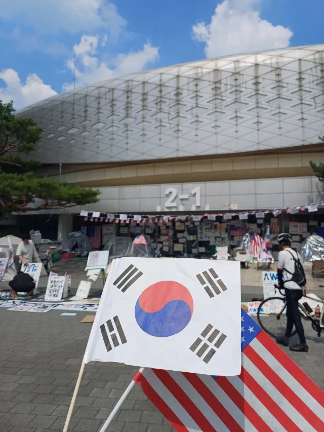 초2 첫째가 학교 끝나자마자 신나서 하는 말.
"엄마, 우리 쉬는 시간에 애들이랑 부정선거! 재선거! 당일투표! 수개표! 외쳤어"
칭찬부터 해줬