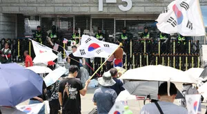 '잠실 봉쇄 시위' 장기화에 사건도 누적…'연습용 수류탄'도 발견돼

6·3 지방선거 투표용지 부족 사태를 규탄하는 ‘잠실 개표소 봉쇄 시위’가