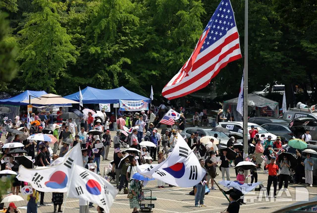 '잠실 개표소' 집회서 연습용 수류탄 발견…경찰 수사

[서울=뉴시스]조수원 기자 = 서울 송파구 올림픽공원 핸드볼경기장 개표소 봉쇄 시위 현장