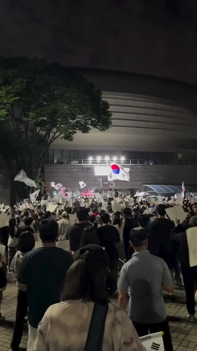 1-3 부정선거 재선거로 확인하고 퇴근합니다
지금 막 들어오는 사람들 부정선거 재선거 외치면서 들어오기 시작