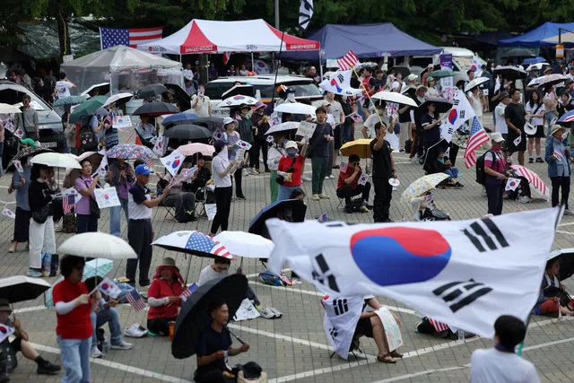 잠실 개표소 시위장 인근서 연습용 수류탄 발견…경찰 조사

서울 송파구 올림픽공원 핸드볼경기장 인근에서 연습용 수류탄이 발견돼 경찰이 유입 경위