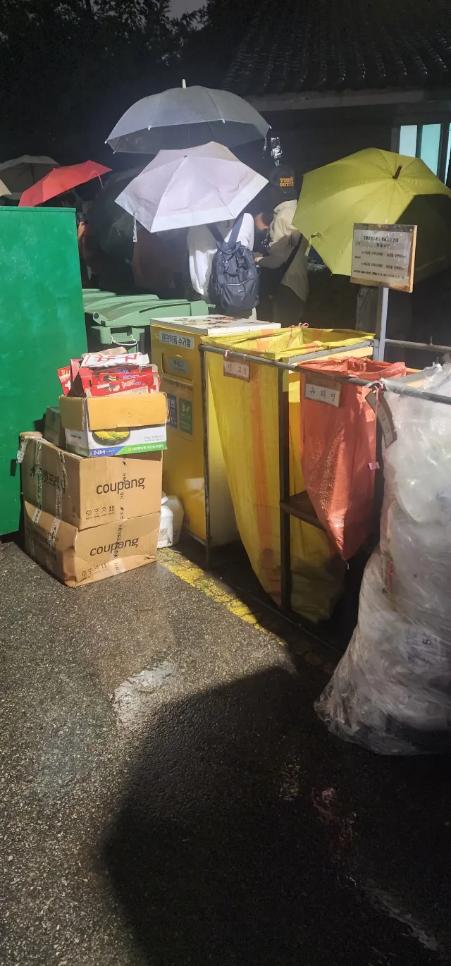 오늘 새벽 6시까지 평온했던 잠실입니다. 제가 떠난 2시간뒤 제가 앉아있던 곳이 저렇게 되었네요. 기동대 300-400출동한다고 두려워하던 시민