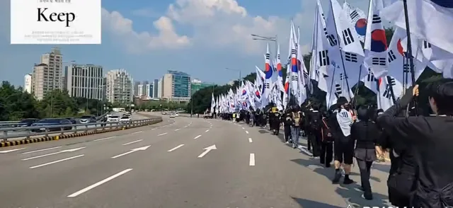 올공에 보면 성조기 안든다고, 재선거만 외친다고
쁘락치다 대진연이다 몰아가는 분들아.

그대들이 항상 대진연이라고 몰아가는 청년들은,
이 더위에