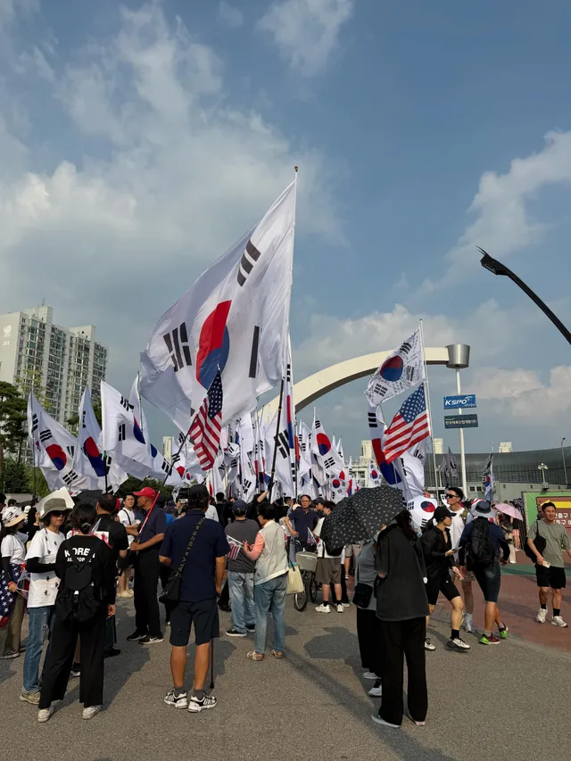 와....... 이 더운날에 무거운 태극기 들고 행진이라니 너무 멋지자나🫡🇰🇷🔥