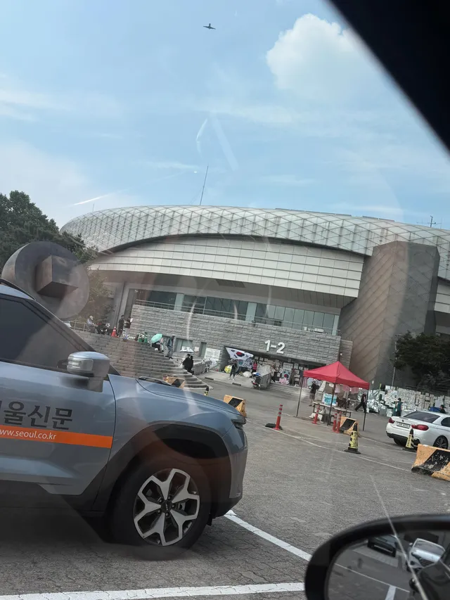 볼 일 보고 잠깐 올공 들렸습니다 ..!! 

이제 저도 분리불안 생긴 것 같아요 ,, 

날이 너무나 더운데도 불구하고 

현장에서 고생하시는