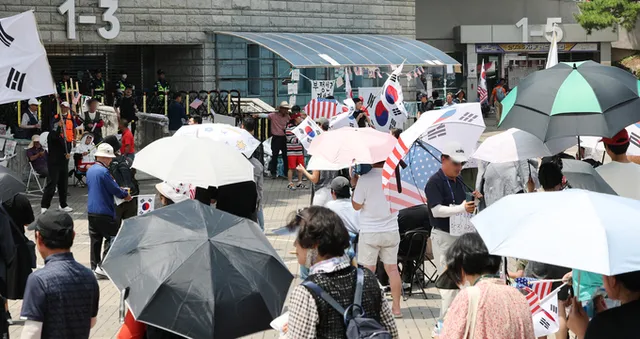 잠실 개표소 봉쇄 시위 25일째…불법행위 수사 대상자 139명으로 늘어

서울 송파구 잠실종합운동장 내 개표소 봉쇄 시위가 25일째 장기화하는 