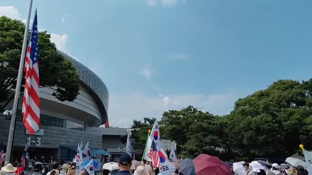 잠실 올림픽공원 실시간입니다
 타들어가는 날씨에도 아버지와 어머님들께서, 우리들이 서있어야 할 자리를 굳건히 지켜주고 계세요 
이제 저녁에는 우