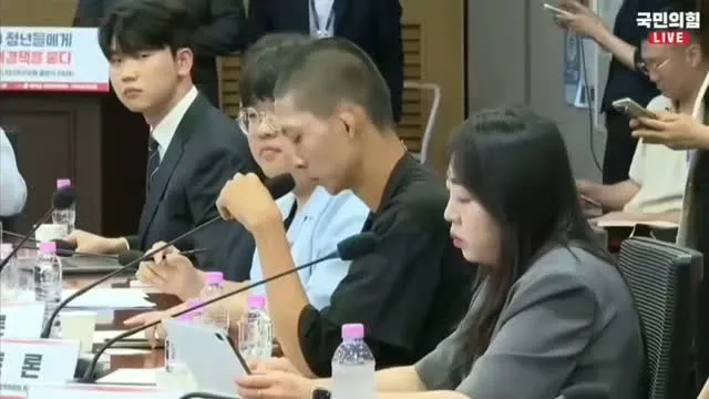 자칭 '올공 청년 대표'
 -> 시위 현장에서 사람들 불러 놓고 '삭발식' 진행
 -> ㅈㅇ대학, ㅂㅅ 무한 지지자