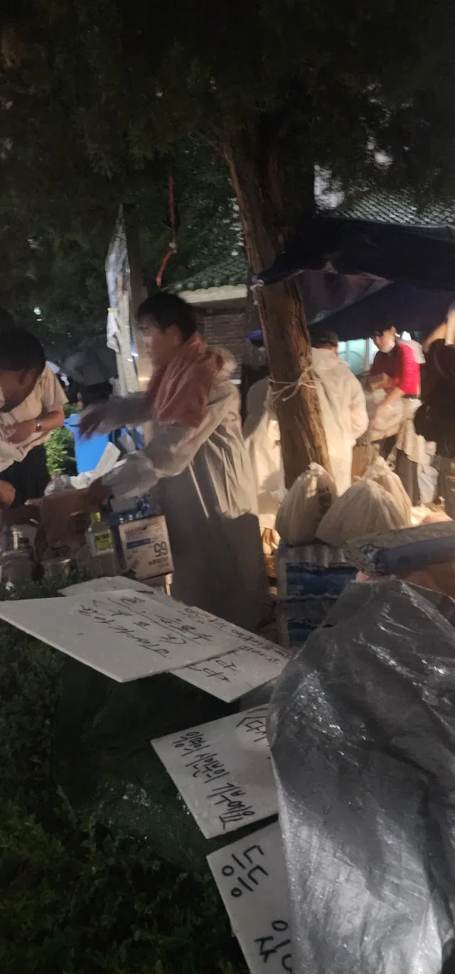 오늘 새벽 6시까지 평온했던 잠실입니다. 제가 떠난 2시간뒤 제가 앉아있던 곳이 저렇게 되었네요. 기동대 300-400출동한다고 두려워하던 시민