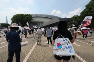 [포토] 폭염 속 25일째 이어지는 송파 개표소 집회

[천지일보=남승우 기자] 6.3 지방선거 투표용지 부족 사태를 규탄하는 참정권 집회가 2