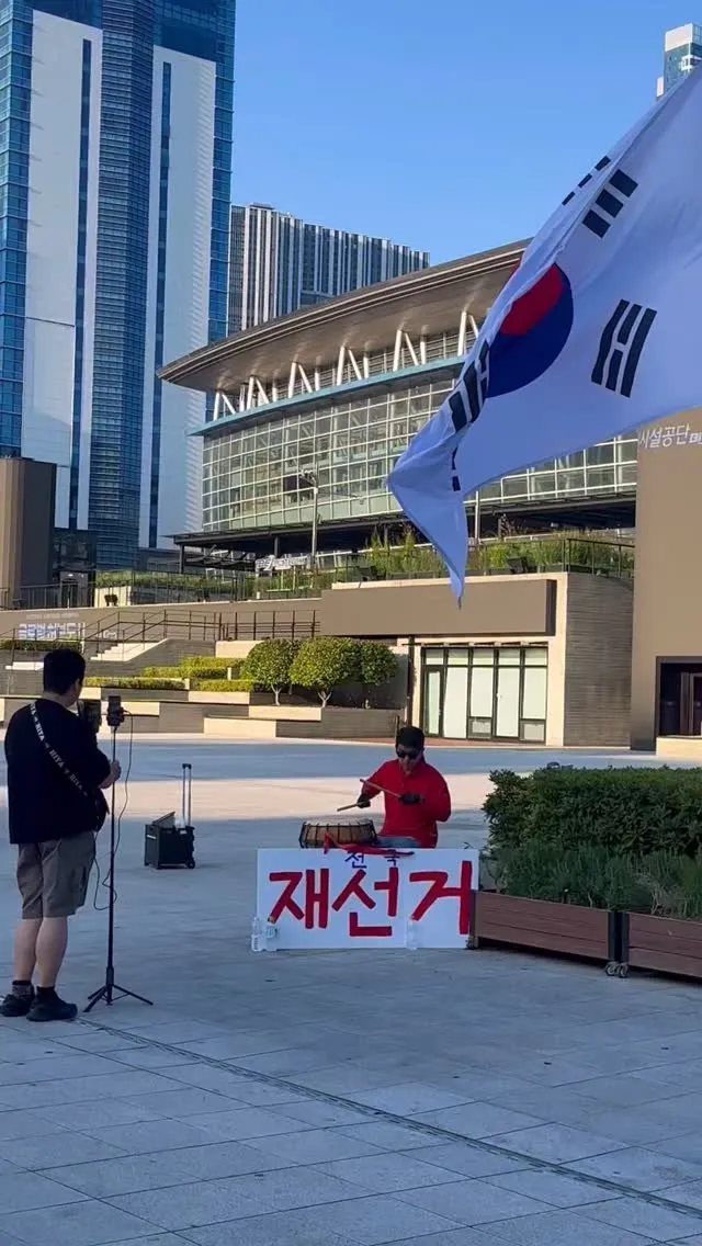 오늘 기차타러가는 길에 부산역에서 봤어!!
소수 인원이라 더 눈길이가고 울컥했어 ㅠㅠ
기차시간이 다되어가서 함께 있어드리진 못했지만
너무 자랑스