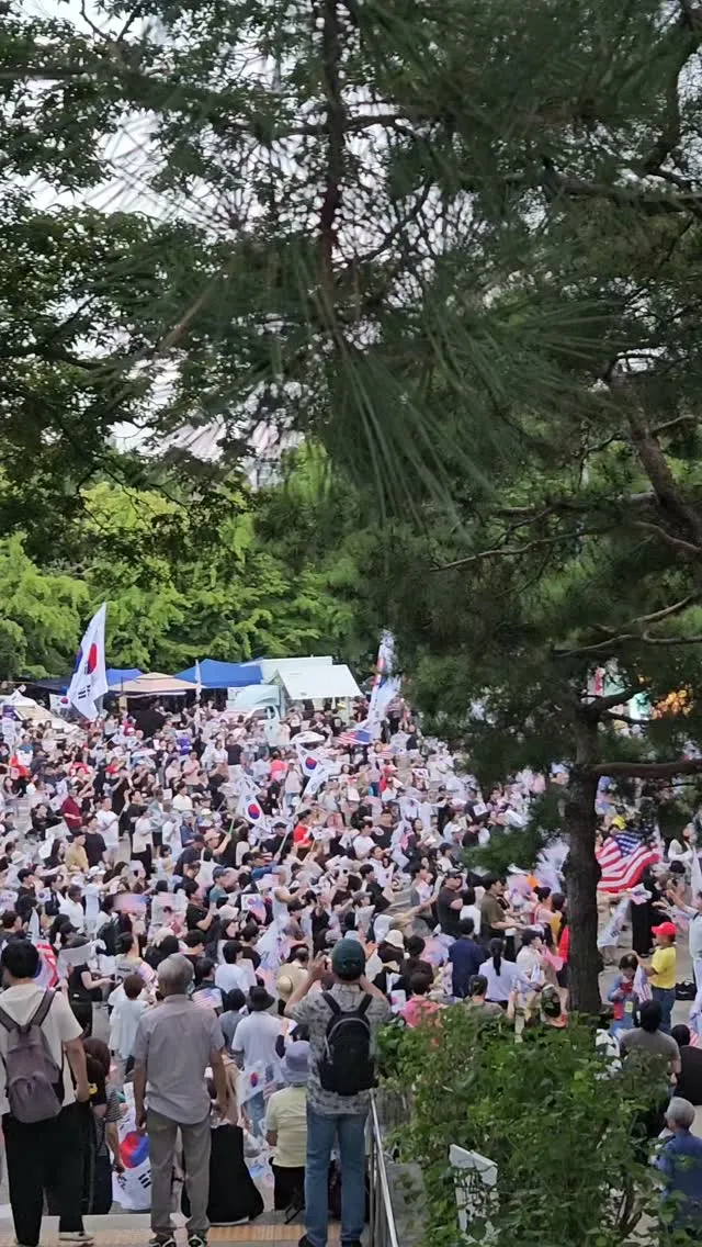 2026.06.27
양산 들고 해지기 전에 나오면
꽤 괜찮은 날씨네요

7월 4일 오후 5시에 광화문에서 모이는 건가요??