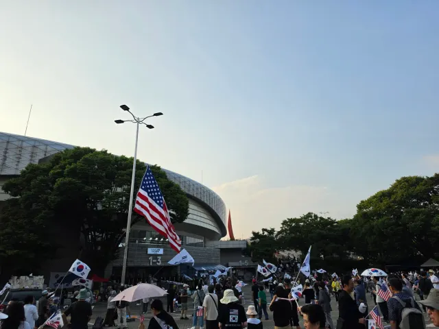 퇴근하고 산책 끝🙄

구호 안했다 마라🙄

나 갈곳 있기에 먼저 가야지

전부 아낀다 다치지 마

안전이 최우선이니까