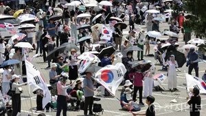 [잠실 참정권 집회] 향수 나눔·사주 상담에 분리수거도 척척… 없는 게...

[천지일보=김민희 기자] 6.3 지방선거 투표용지 부족 사태를 규