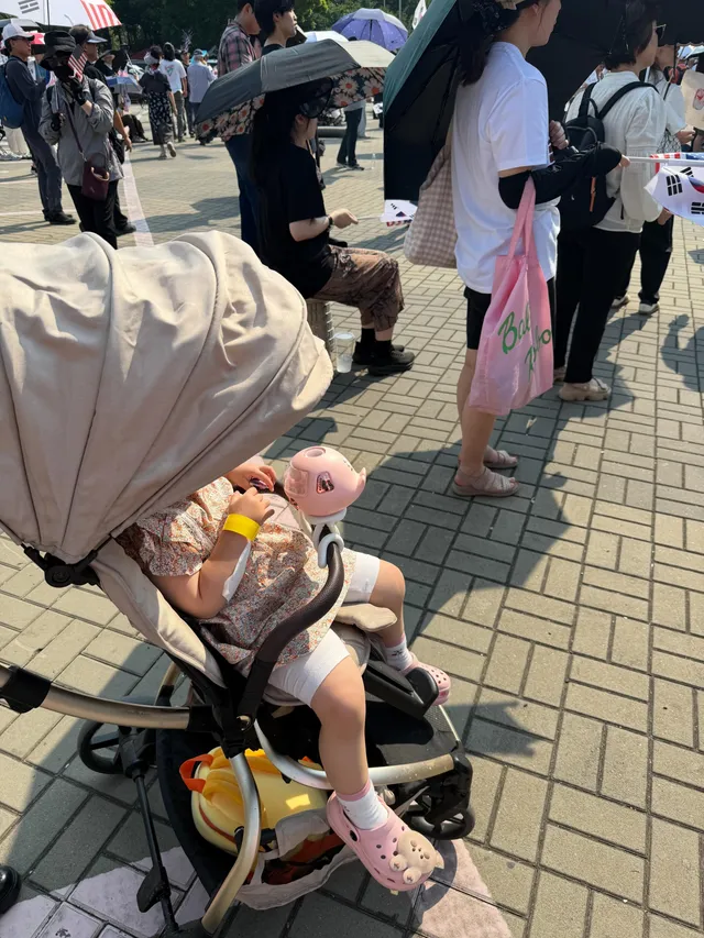 나 어제 남편이랑 아기랑 예배 끝나고 올공 갔다가 진짜 너무너무 덥더라 ㅠ
가만히ㅜ서있는데도 땀이 줄줄 😱 
그런데 이렇게 대형 태극기 들고 