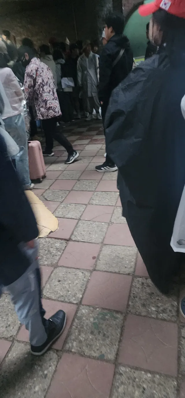 오늘 새벽 6시까지 평온했던 잠실입니다. 제가 떠난 2시간뒤 제가 앉아있던 곳이 저렇게 되었네요. 기동대 300-400출동한다고 두려워하던 시민