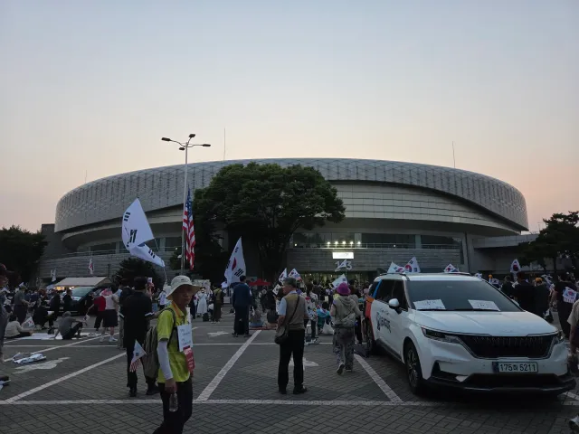올림픽공원
의료지원 왔습니다.

사진으로만 보다가 
직접 보니 참으로 마음이 아픕니다.
왜! 우리가 이렇게 되었는지...
우리가 나아갈 길은 어