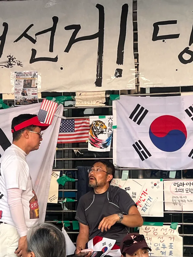 실시간 ‘올공‘ 현황

피해자 라고 주장하는 털보 아저씨 성조기 들고, 카메라로 체증 하는 분이 피해자인가요?

킬문 와서 중재 원하는게 무엇이