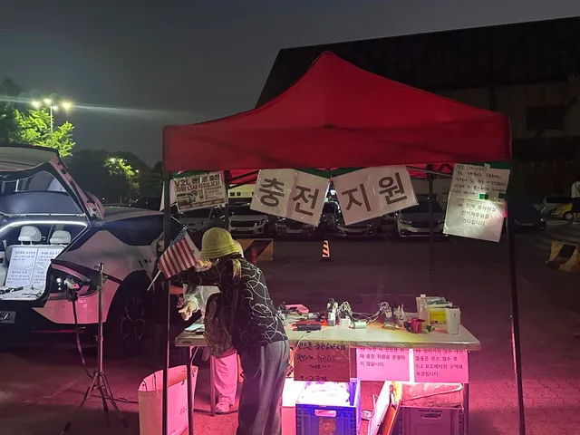 만반의 준비를 하면서 새로운 조명가져왔는데 ㅋㅋㅋㅋ 너무 빨갛네여?? ㅋㅋㅋ 충전 지원합니다!! ⚡️⚡️⚡️