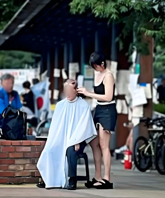 이 사진은 너무 마음에 들어버림

하지만 전 일반서울시민으로 세금을 태어날때부터 낸 입장에서 장소가 협소하여 누구나 이용가능한 열린공간인 올림픽